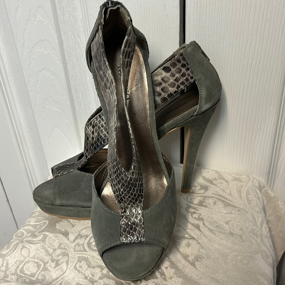 NWT RW&Co. Moss coloured suede platform sandals SZ 7 1/2